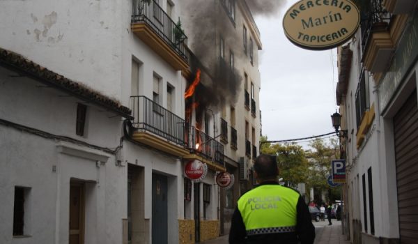 El fuego se inició en la sala de estar de esta vivienda del tramo alto de calle Infantes.