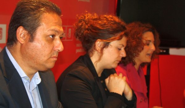 Enrique Benítez, a la izquierda, durante la rueda de prensa celebrada esta mañana.