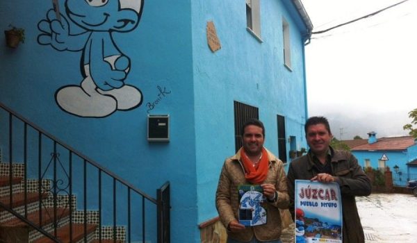 El diputado de Turismo, Jacobo Florido, ha visitado hoy Júzcar acompañado de su alcalde, David Fernández.
