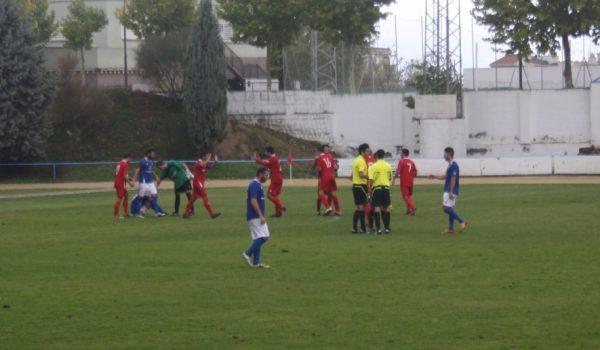 Los rondeños celebran la victoria tras el pitido final del jiennense Moya Baena.