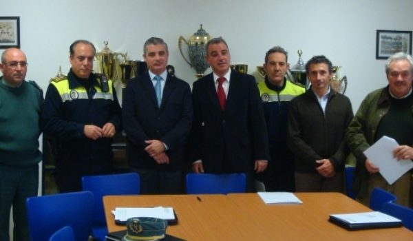 Representantes de los cuerpos de seguridad, junto a miembros de asociaciones agrarias y ganaderas en la Junta Local de Seguridad celebrado hoy.