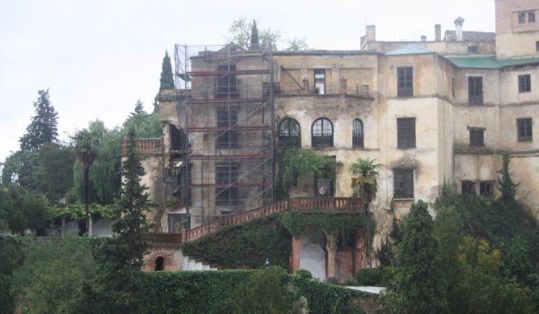 Imagen de la Casa del Rey Moro, en la que se pueden apreciar los daños en la fachada trasera.