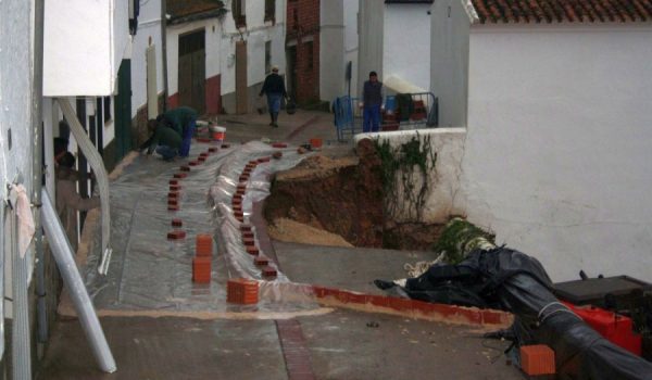 Las viviendas colindantes no corren ningún riesgo, según aseguró el alcalde del municipio, Pedro Godino.