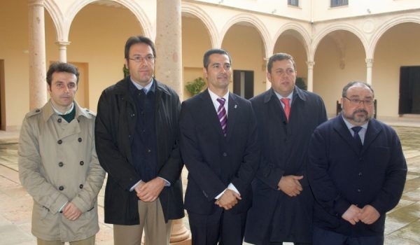 José Luis Torres, en el centro, acompañado por representantes de la Junta de Gobierno de la Agrupación de Hermandades y Cofradías.