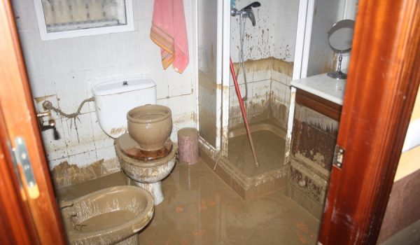 Así quedó el cuarto de baño de una de las viviendas de la calle Arroyo de la China.