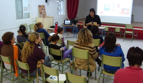 La charla fue impartida por Gema Díaz, técnica de promoción de la salud del Área Sanitaria de la Serranía.