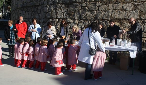 Los alumnos también han realizado collares con motivos otoñales para esta ocasión.