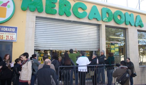 Imagen del momento en que el supermercado Mercadona del polígono El Fuerte cerraba sus puertas tras la llegada del piquete informativo.