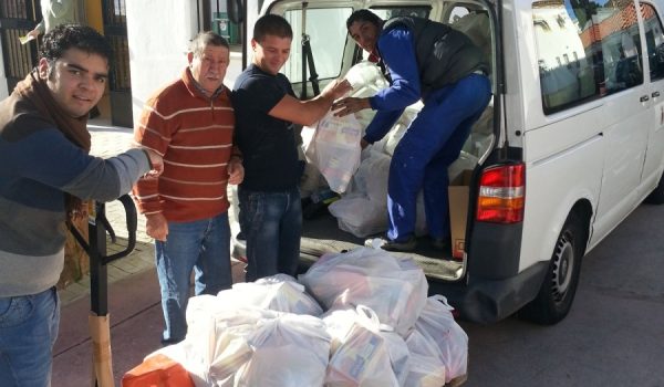 El personal de la delegación y voluntarios han reagrupado los alimentos en las tres barriadas de cara a su próximo reparto.
