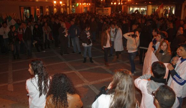La plaza del Socorro se llenó de personas para protestar contra las medidas del Gobierno.