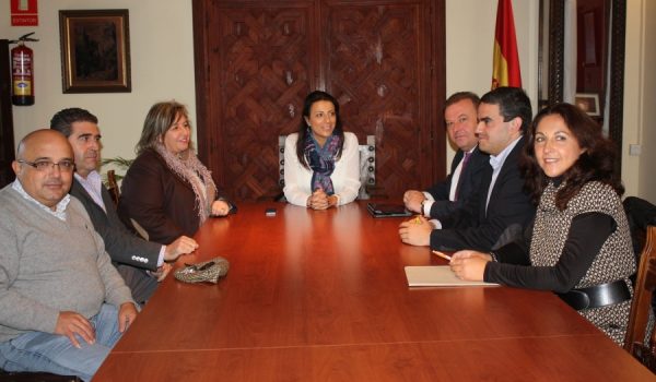 Representantes municipales de Vejer, Arcos de la Frontera y Ronda, en la reunión celebrada esta mañana en el Ayuntamiento.
