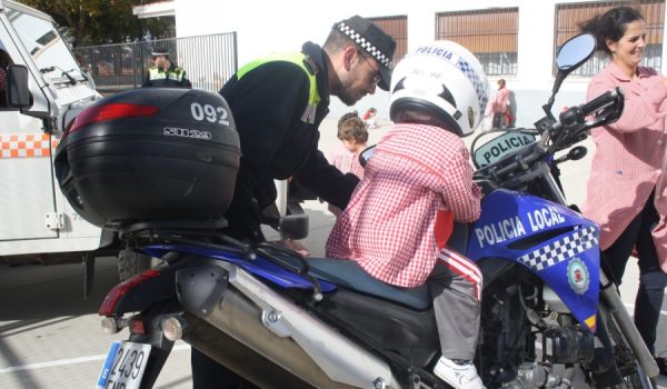 Una de las principales atracciones de la jornada fue la moto de policía.