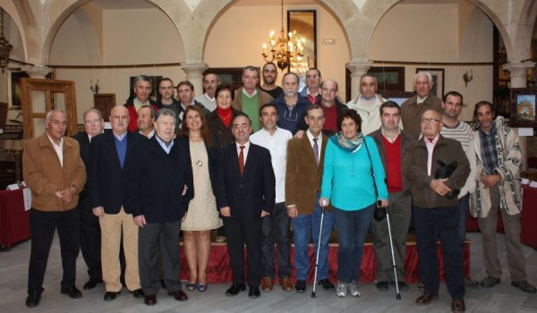El presidente de la asociación, Rafael Burgos, y la vicepresidenta, Virginia Jiménez, presentaron el acto.