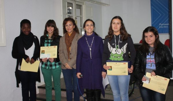 La delegada de Igualdad, María José Zarzavilla, y la diputada provincial, Pilar Conde, fueron las encargadas de entregar los premios.