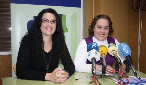 La coordinadora provincial del IAJ, Soraya García, ha presentado el certamen junto a Ariadna Mateos.