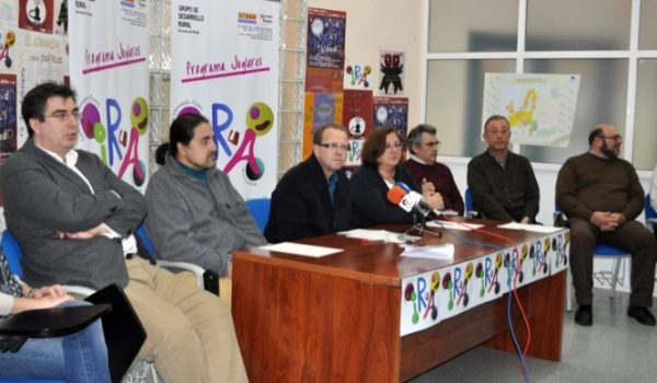 El Gerente del CEDER Serranía de Ronda, Juan Manuel Gutiérrez, junto a representantes de los institutos de la Comarca.