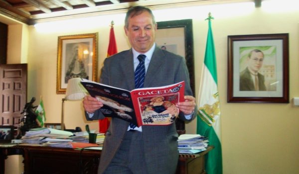 Marín Lara, ojeando esta misma mañana el ejemplar de La Gaceta del Lunes en el que se publicó el parte policial.