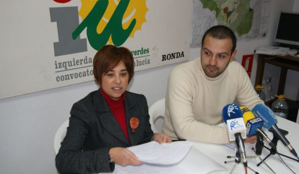 La parlamentaria andaluza, Lola Quintana, acompañada por el concejal de Izquierda Unida, Álvaro Carreño.