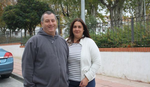Francisco Alba y Paqui Ortiz en el lugar donde se encontraba su quiosco.