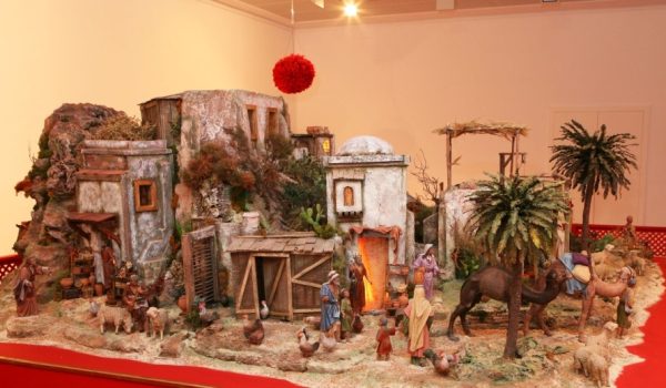 El Belén está formado por mas de 100 figuras realizadas en terracota y policromadas que representan escenas bíblicas.