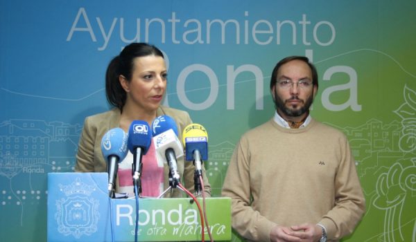 La alcaldesa de Ronda y el edil de urbanismo critican a la Junta por su actitud “incoherente, incongruente y poco responsable”.