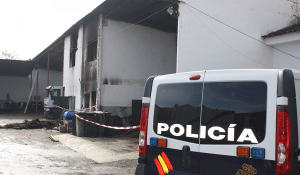 Varios efectivos de la Policía Científica se han personado hoy en las instalaciones de SOLIARSA para investigar las causas del siniestro.