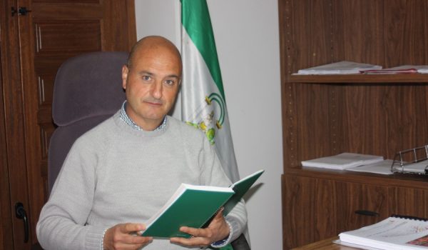 El delegado de Parques y Jardines, Rafael Flores, solicita respeto con el mobiliario urbano.
