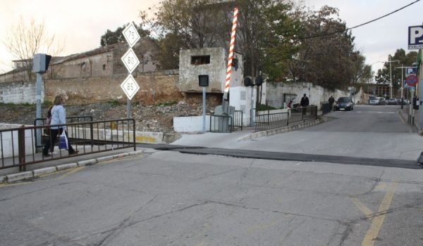 También se trató la supresión de los dos pasos a nivel aún existentes en el casco urbano.