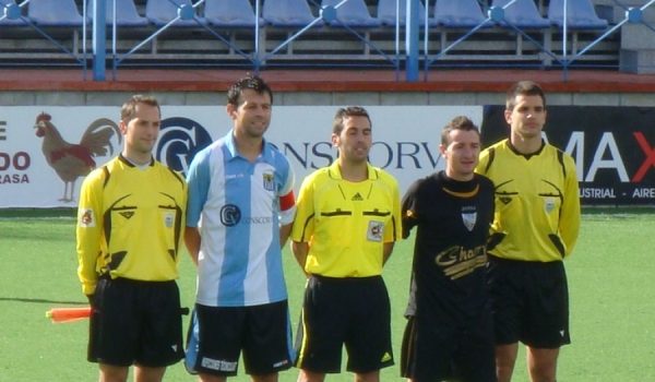 El trío arbitral, junto a los capitanes, Richard y Calderón.