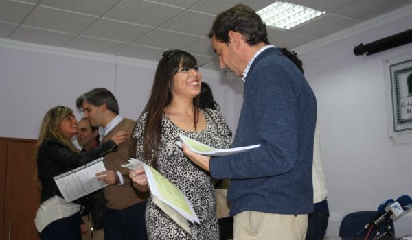 Alumnas de la Escuela Taller, recibiendo el diploma acreditativo.