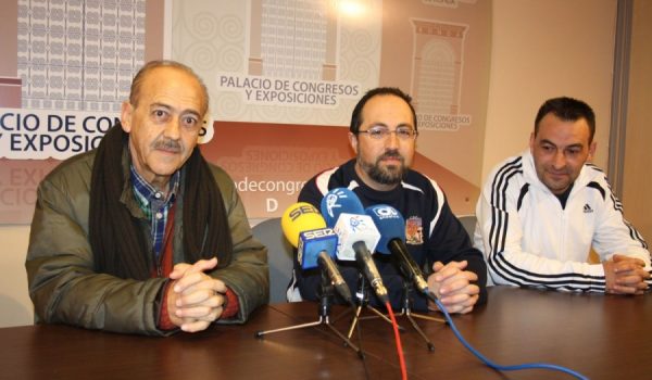 El concejal Vicente Becerra, junto a Fernando Ayala y Antonio Pinzón, representantes de la Asociación de Belenistas.