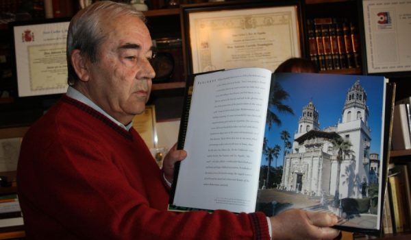 El escritor rondeño Antonio Garrido, mostrando una ilustración del Castillo de Hearst.