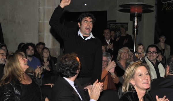 El director francés Romain Goupil, celebrando la decisión del jurado de la Sección Oficial.