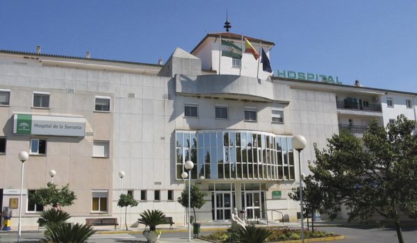 La colisión múltiple en este habitual punto negro se saldó con el fallecimiento de una trabajadora del hospital y tres heridos leves.