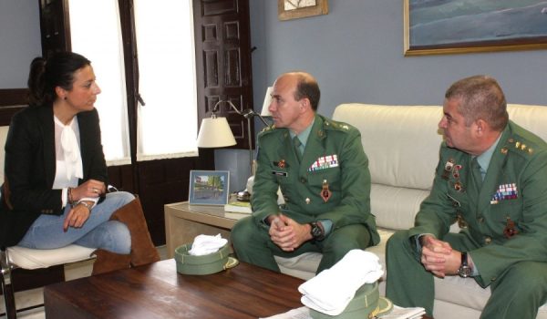 El coronel Lanchares, en el centro, fue recibido ayer en Alcaldía por María de la Paz Fernández.