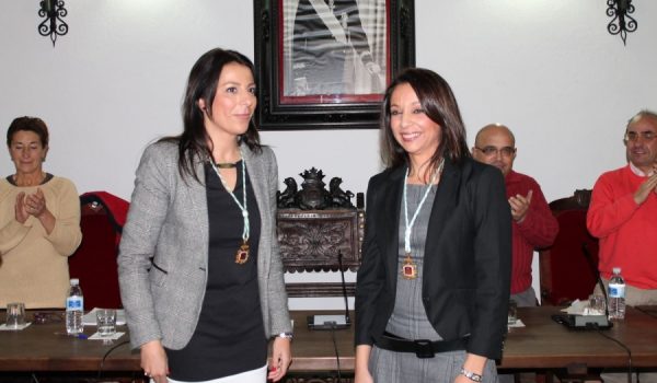 Concha Muñoz, a la derecha, acompañada de la alcaldesa de Ronda, María de la Paz Fernández.