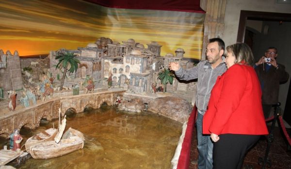 Barriga, acompañada de Antonio Pinzón, representante de la Asociación de Belenistas de Ronda.