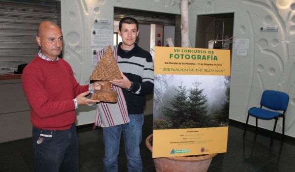 El ganador ha recibido hoy el premio de manos del concejal de Medio Ambiente, Rafael Flores.