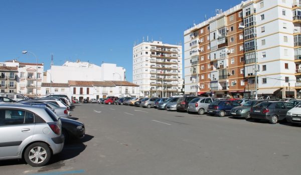 El aparcamiento dispone de 174 plazas, cuatro de ellas reservadas para personas con discapacidad.