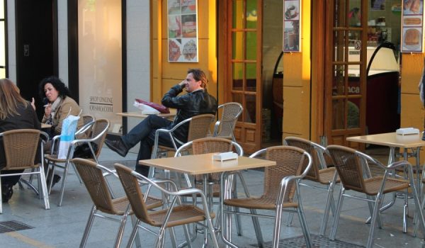 Una de las terrazas de calle Espinel, considerada vía de primera categoría.
