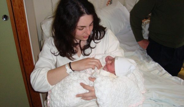Alejandra posa orgullosa con Blanca, la primera andaluza nacida en 2013.