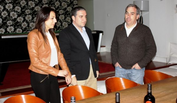 El presidente de Diputación visitó las instalaciones de la bodega El Juncal.