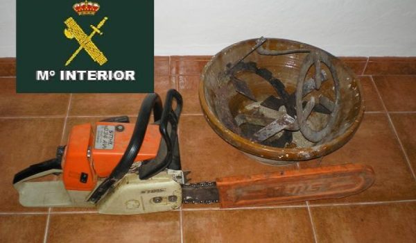 El detenido accedió a un domicilio particular forzando la puerta y sustrayendo una máquina motosierra, dos lebrillos antiguos, una vareadora y varios artilugios de chimenea.