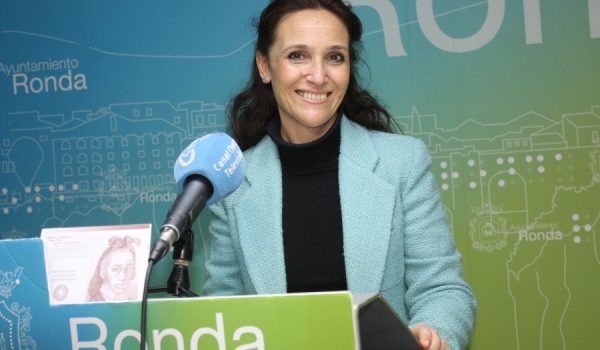 María José Zarzavilla, delegada de Juventud, ha sido la encargada de presentar la agenda cultural.