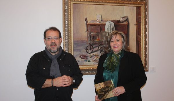 El artista junto a la delegada de Turismo, Isabel Barriga.