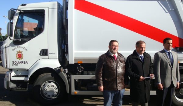 Manuel Baena, Gerente de SOLIARSA y el Alcalde de Ronda, junto al nuevo vehículo adquirido.