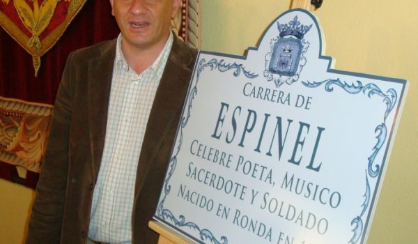 El Delegado Municipal de Turismo, Francisco Cañestro, junto a una de las nuevas placas que se instalarán en Calle Espinel.