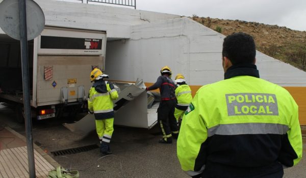 La rápida actuación de Bomberos y Policía Local hizo posible que el tráfico de vehículos se reestableciese en pocos minutos.