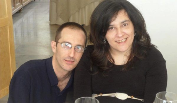 Alejandro Domínguez acompañado de su esposa, enferma de Huntington.