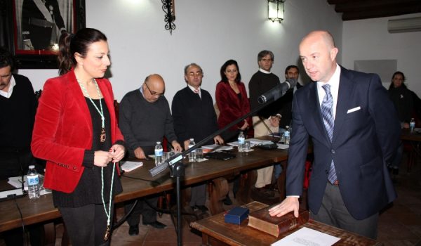 El nuevo concejal, Ángel Vázquez, ha jurado el cargo en presencia de sus familiares.